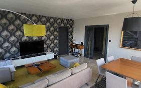Appartement Lumineux De 90 M2 Situe En Centre Ville